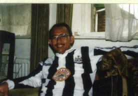 [Chris memakai NUFC Home kit]